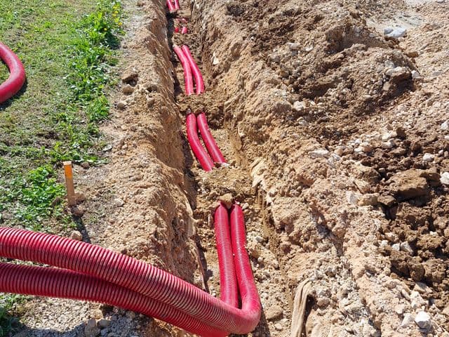 Izvedba priklop na kanalizacijo, vodovod, javno električno omrežje in telekomunikacije